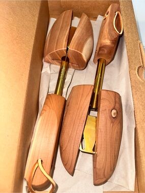No.69 Rochester Shoe Tree Co. Aromatic Red Cedar Shoe Trees - Size Medium